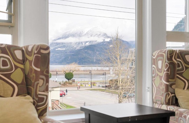 2BR Lakefront Lux Escape!