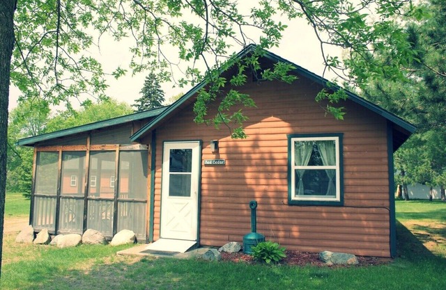 Red Cedar 2BR Lakefront Cabin w / Private Launch & Dock