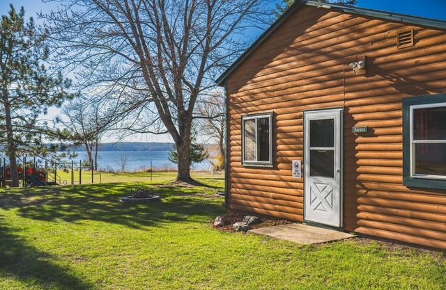 Spruce 2 BR Lakefront Cabin w / Private Launch & Dock