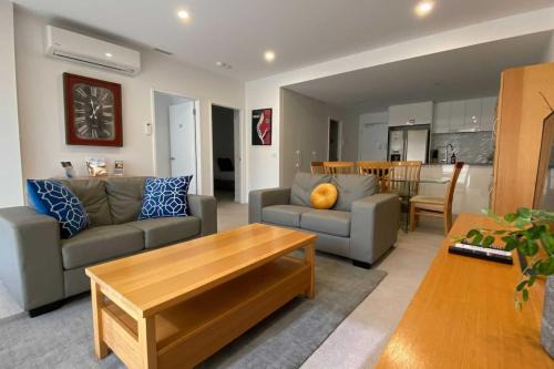 2BR Light Filled and Cosy Apartment - Hosted by CanStay