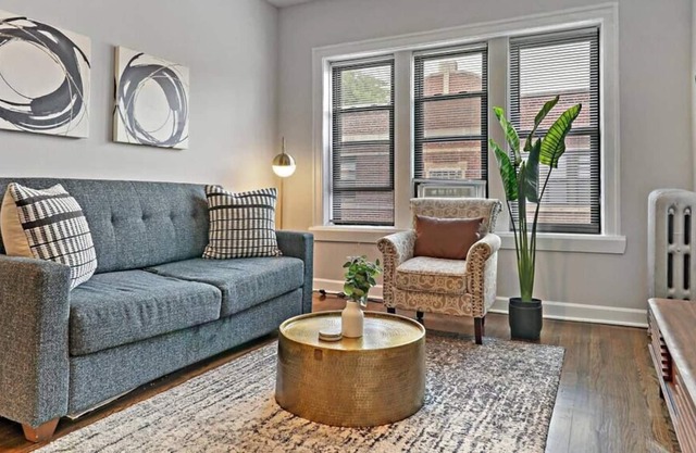 Lively & Chic 2BR Apartment near Shops