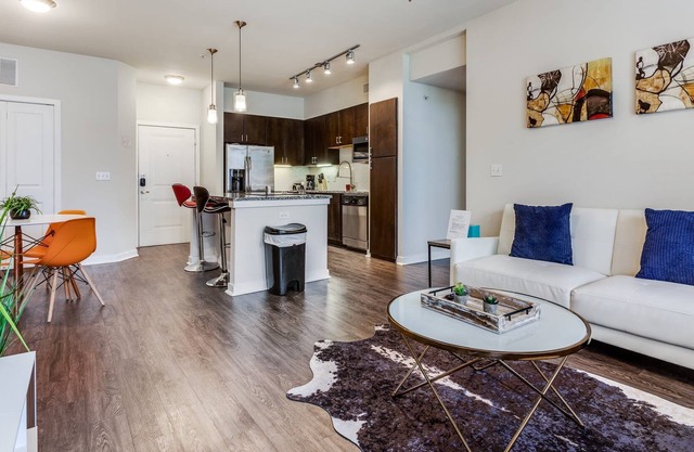 2BR Luxurious SoCo CozySuites w/ 2 Pools! #09