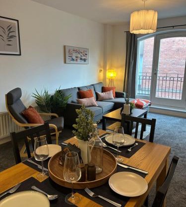2BR Luxury Apt in Cathedral Quarter