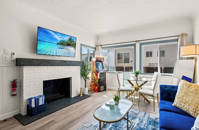 2BR Luxury Getaway - Mins to Beach + Arcade & Games