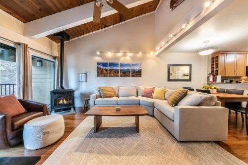 2BR Mins to Alpine Base Area Palisades!