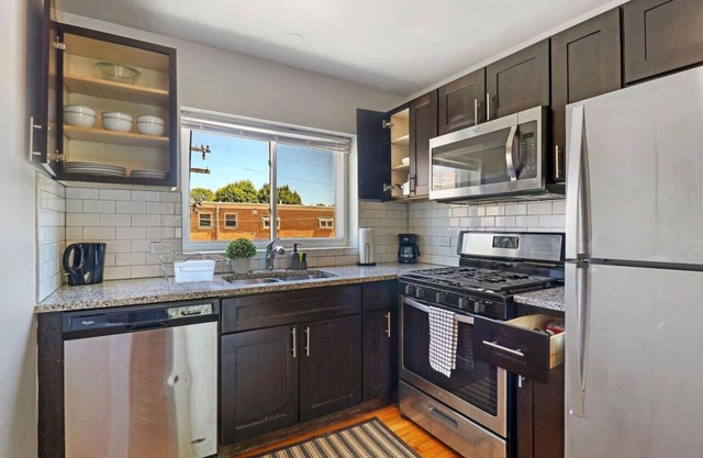 2BR Modern & Comfy Apt in Rogers Park near Dining!