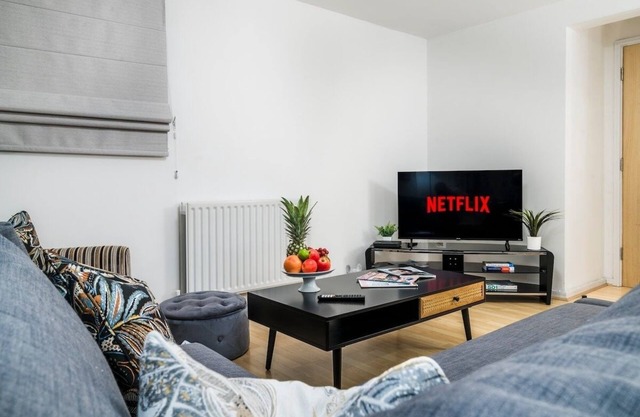 2BR Modern Flat W/ Free Parking