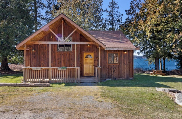 2BR Ocean View Cabin - 1 min walk to world class beach!