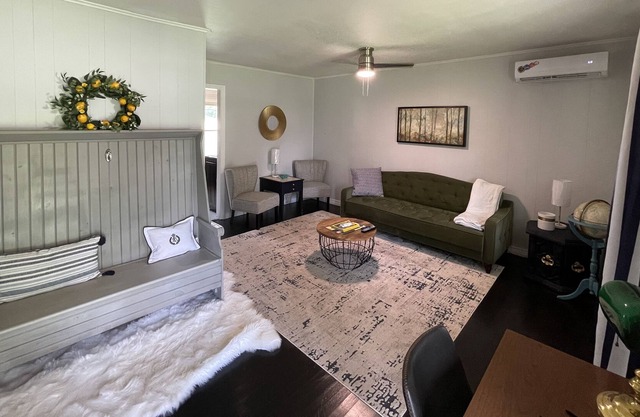 2BR, Sleeps 6, fenced yard for pets