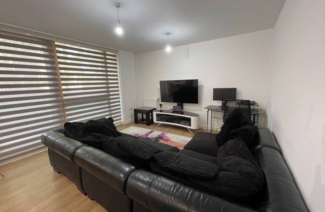 2BR-Sleeps4-Parking-Balcony-NearCityCentre