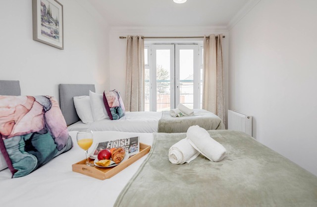 2BR-Sleeps4-Parking-EastLondon