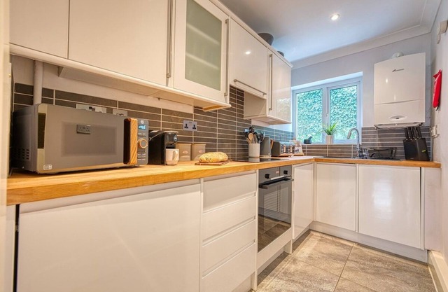 2BR Stunning Apt -Sleeps 6 w/ Parking Race Offer!