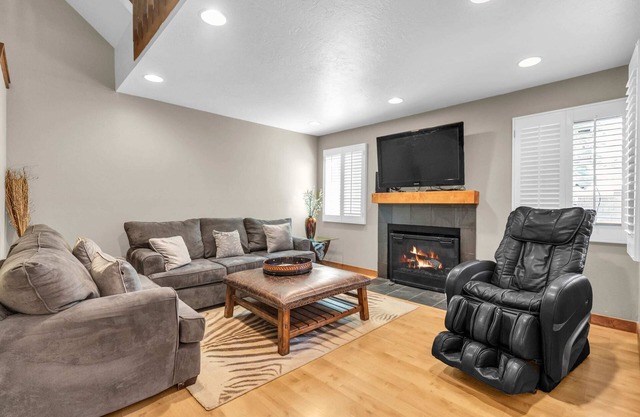 2BR Townhouse 2 Minute Walk to Ski Lift