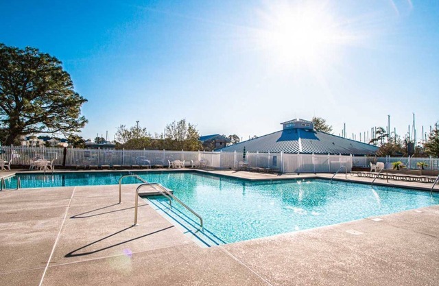 2BR Townhouse w/ Whirlpool in New Bern