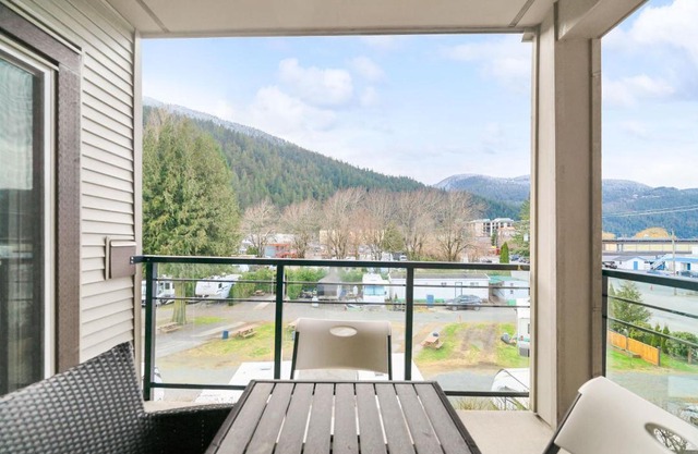 2BR Unit Harrison Mountain View