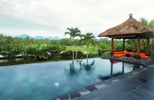 Villa de 2 dormitorios rodeada de campo de arroz en Ubud