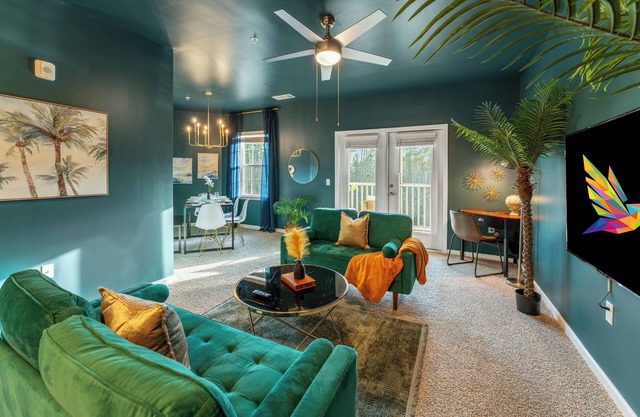 2BR with Private Screened Balcony, Pool, Gym & Cornhole: Resort Style Experience