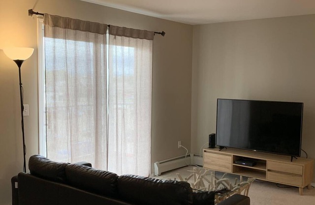 2BR2Bath + Den Condo Near Westview w / UG parking