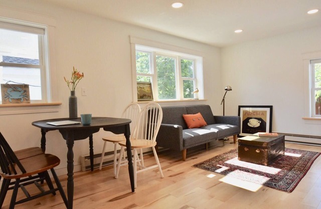 2King Bed BR Private Apt Downtown Brunswick