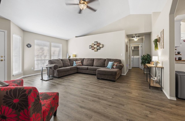 2min>RidgecrestGolf*1300ft²*LargeBackyard*1000Mbps