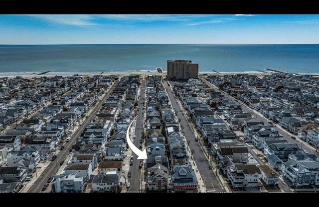2nd Floor 2BR/1BA Getaway – Short Walk to Beach & Boardwalk!