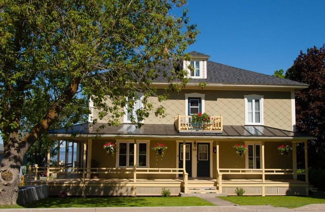 2nd-floor apartment in a private home in the village of Kamouraska