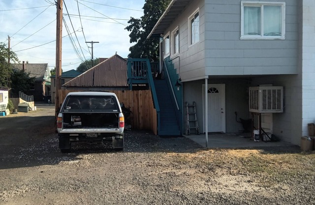 2nd floor Apt centrally located. a block from court house, post office, library!