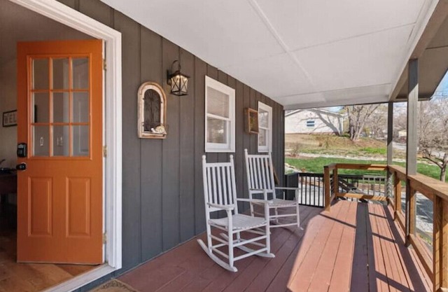 2nd Floor Updated 2br/2ba, 3 min Walk to Lake!