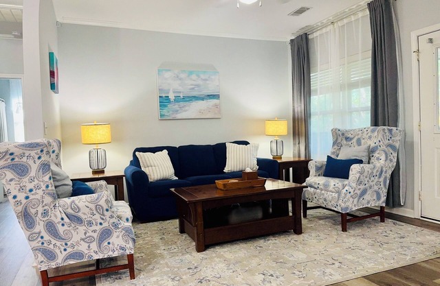 Clean & Spacious 2nd Floor Condo! Close to wedding venues, restaurants and more!