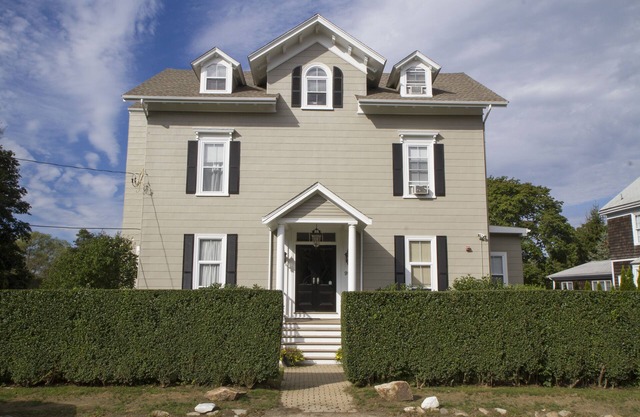 2nd Flr Unidad 2 dormitorios en finca histórica en Coggeshall Ave cerca de Newport Mansión