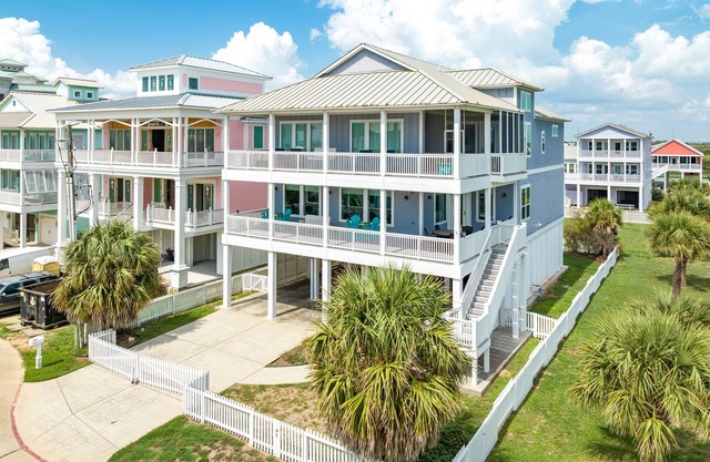 2nd Row Dog Friendly Home w/ Gulf views, 2 Decks, Screened Area