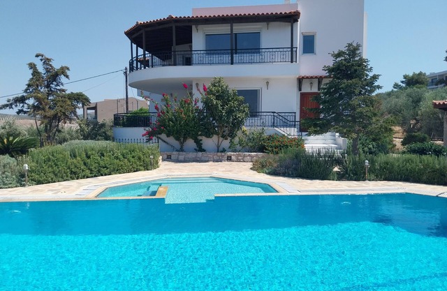 LAS TRES GRACIAS - CHALET CON PISCINA