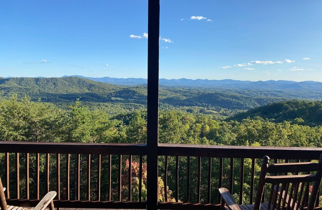 ¡Más de 3.000 pies cuadrados de cabaña grande exquisita con impresionantes vistas!