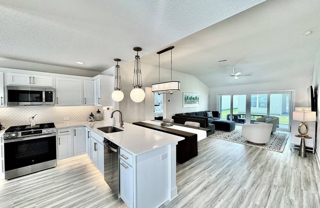 3/2 w/ Golf Cart in The Village of Waters Edge
