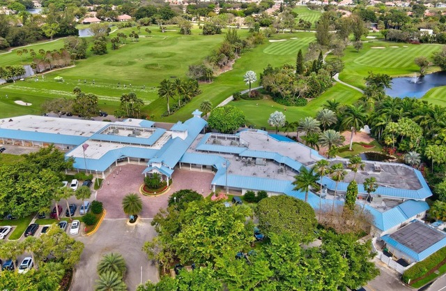 3/3 LAKEFRONT HOUSE w/ HEATED POOL, GOLF CLUB, PICKLEBALL, TENNIS, NEAR BEACH