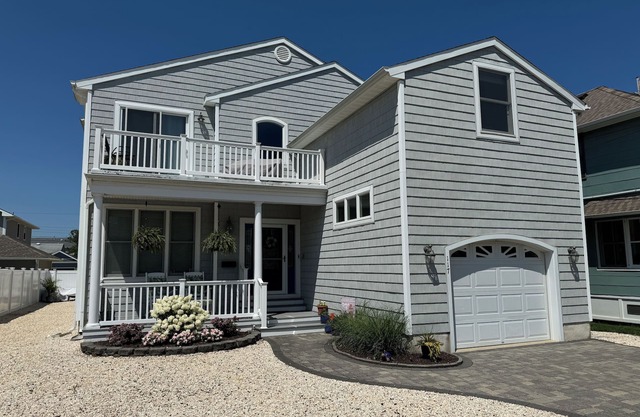 3,600 sq ft - 6 bed / 3.5 bath Beach Vacation Home - Great Location!