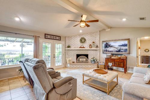 3-Acre Yard and Cowboy Pool Quiet Texas Farmhouse