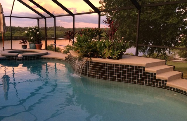 Waterfront Gorgeous 3500 SF Pool Home, 2. 5 acres en el río Little Manatee
