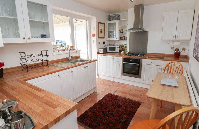 3 AELYBRYN, pet friendly, country holiday cottage in Pwll
