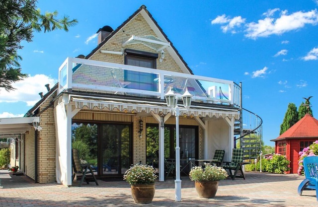 Casa unifamiliar tranquila con apartamento individual de Fe directamente en la playa de arena 5000m²