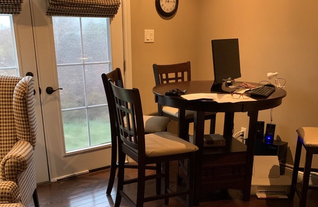 3 Bdr. 1 level lovely executive style. 3 queen beds