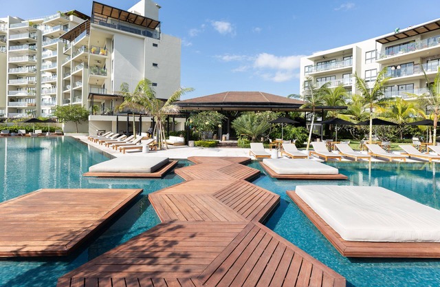 3 Bdr + 3.5 bthr Apt vista al mar / Piscina y acceso a la playa