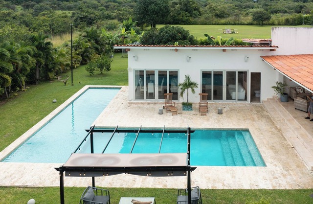 This villa is a 3 bedroom(s), 4.5 bathrooms, located in Punta Barco, Panama Oeste.