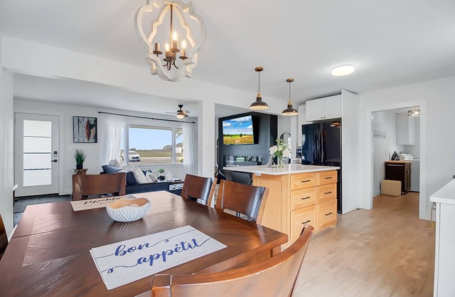3 bdr cottage w/pool & hot tub-close to marina & golf course
