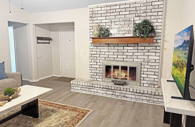 3-bdr house in beautiful Mustang with HighSpeed WiFi, New furniture throughout