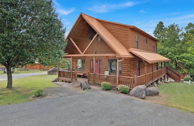 3 BDR Log Cabin in Cozy Resort w/ Private Hot Tub
