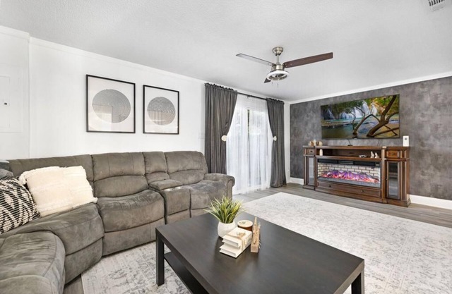 3 BDR Townhome!