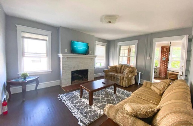 3 BDRM Apartment with 6 Beds, Pet Friendly, 2 Blocks to Beach