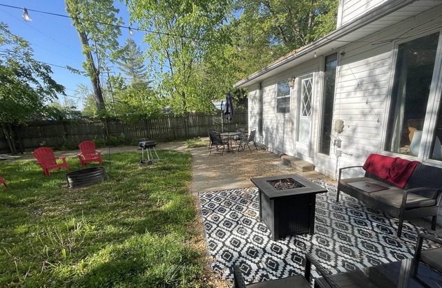 3 Bdrm Home with Private Beach, Pizza Oven & More!