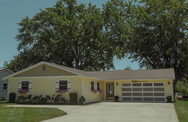 3-bdrm, step-free house, lake channel, 5 kayaks, paddleboat, grill and more!